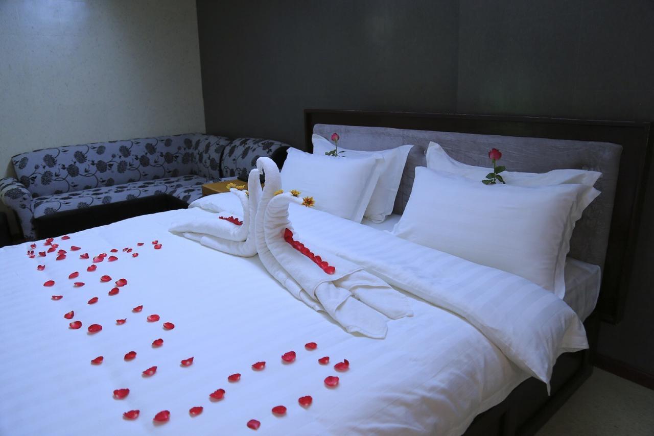 King&Queen Hotel Monywa Buitenkant foto