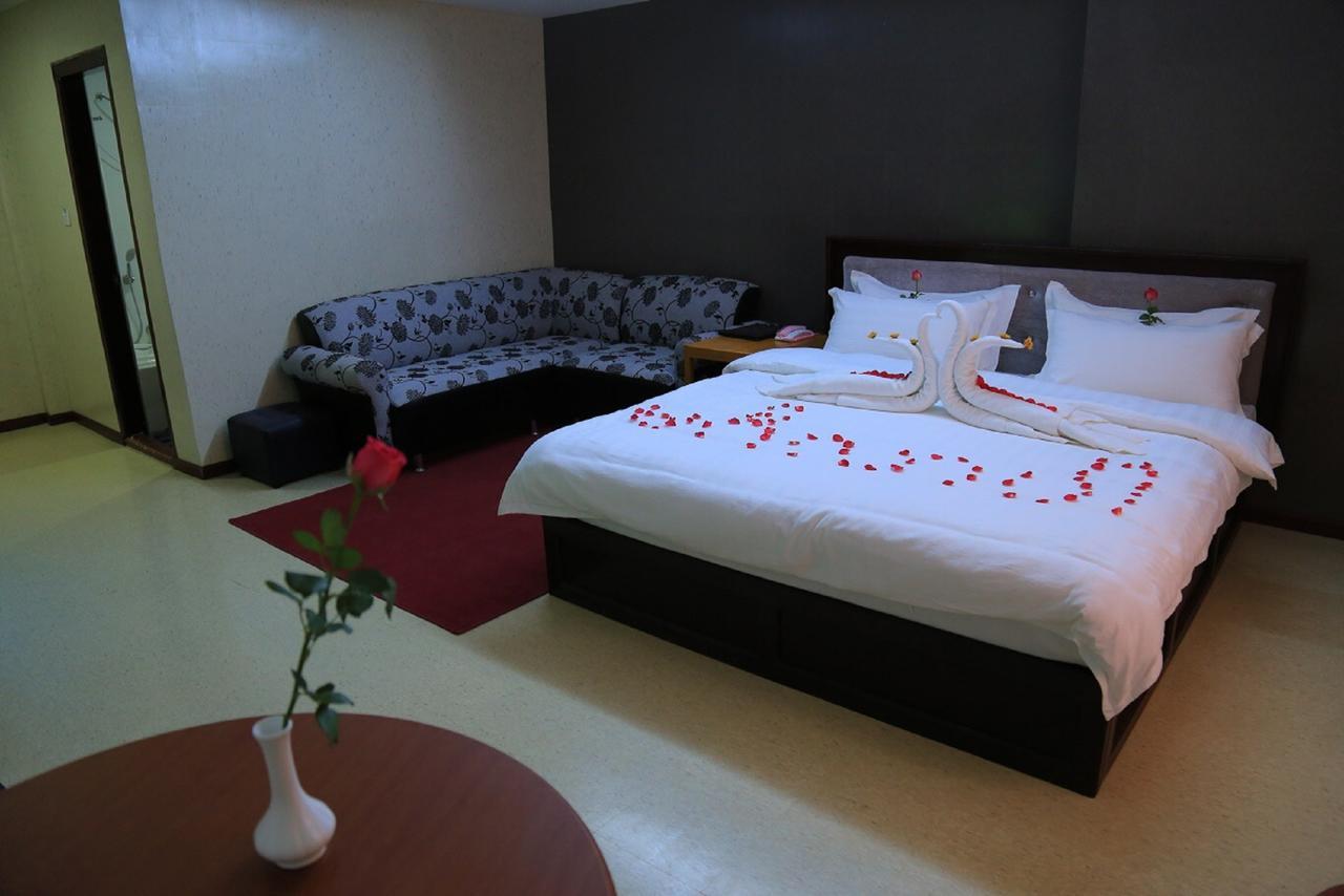 King&Queen Hotel Monywa Buitenkant foto