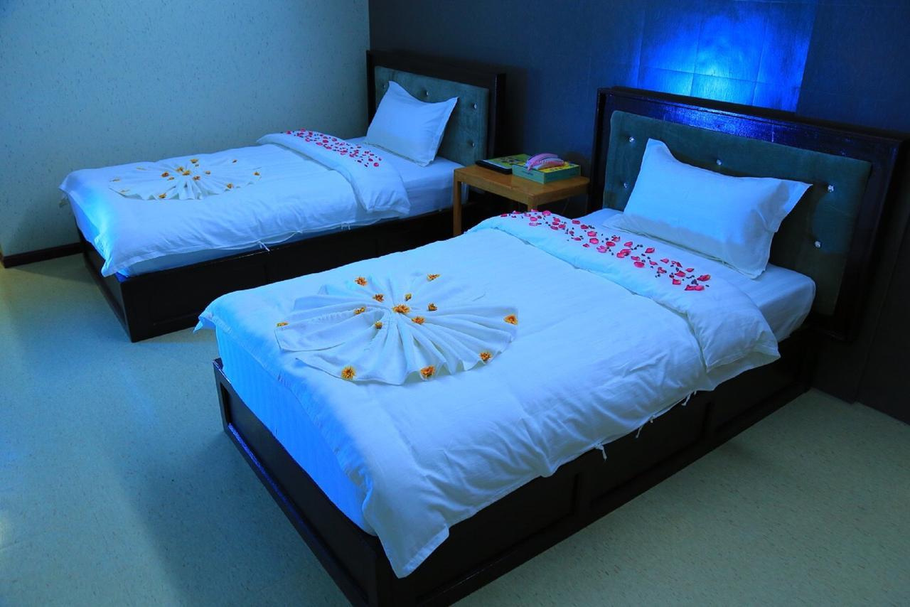 King&Queen Hotel Monywa Buitenkant foto
